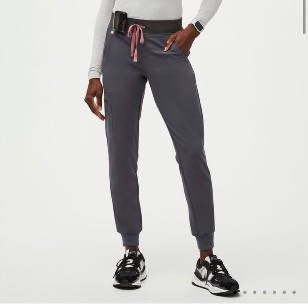 Figs XS charcoal Catarina scrub top and Zamora high-waist jogger scrub bottom